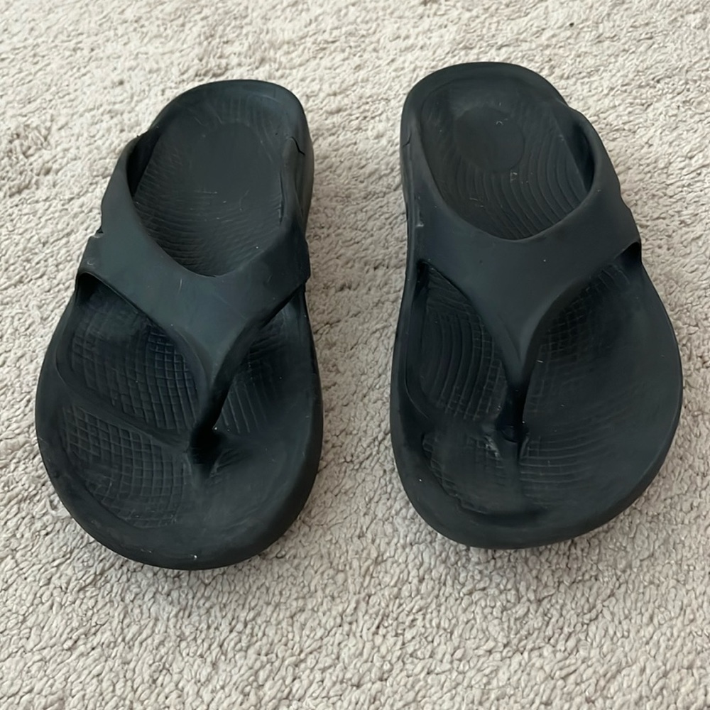 OOFOS flip flops